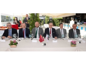 Galatasaray İle Lokomotiv Moskova Yöneticileri Yemekte Bir Araya Geldi
