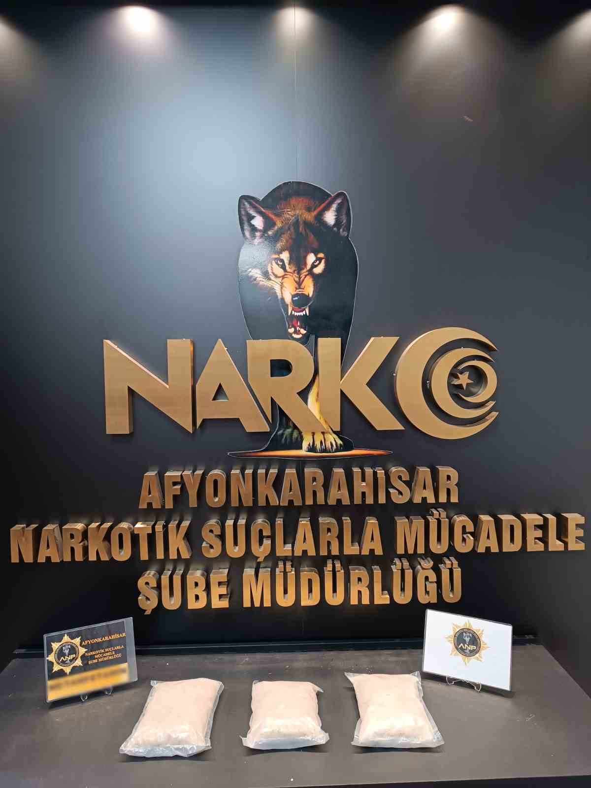 minibusun-koltuk-dosemesinden-3-kilogram-uyusturucu-cikti