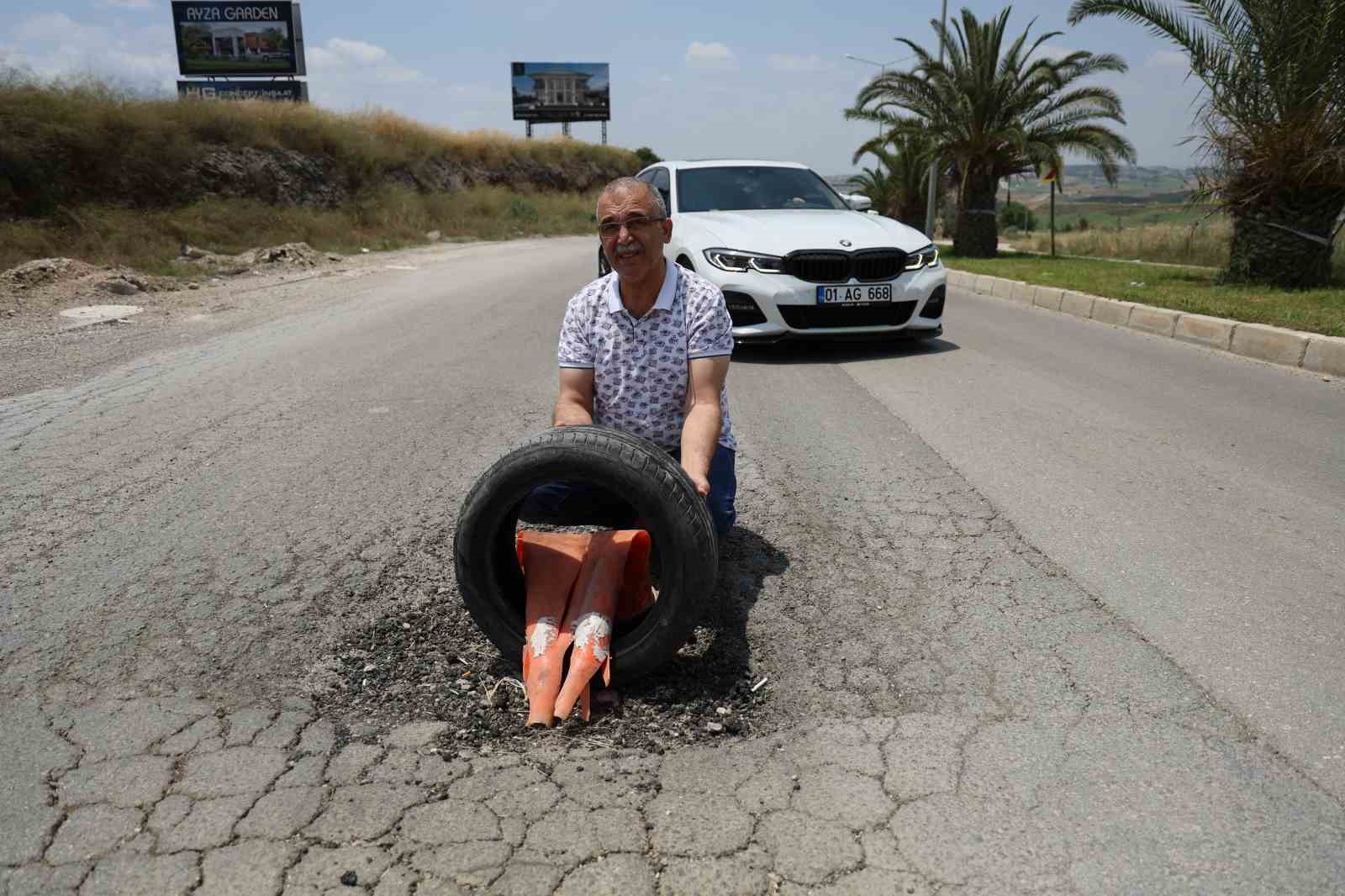 depremzedelerden-belediyeye-yol-tepkisi-cukurlara-lastik-ve-duba-koydular