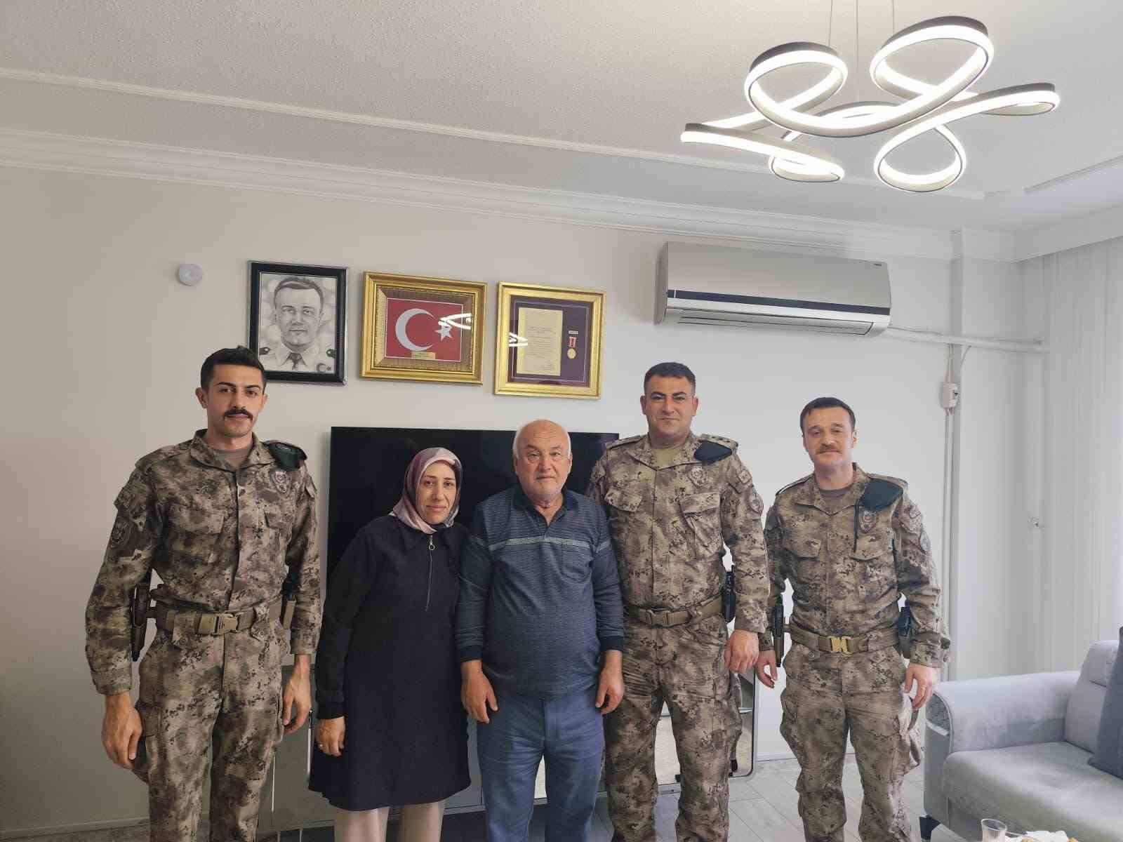 hatay-polisinden-sehit-ailelerine-babalar-gunu-ziyareti