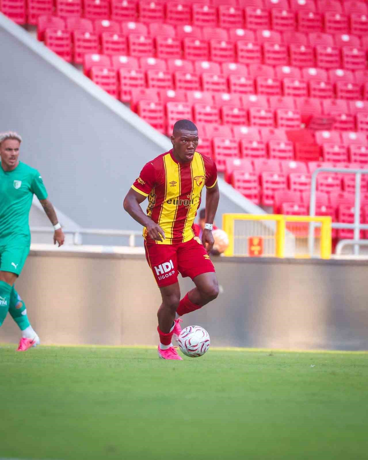 goztepe-de-sinclair-armstrong-taraftardan-tam-not-aldi