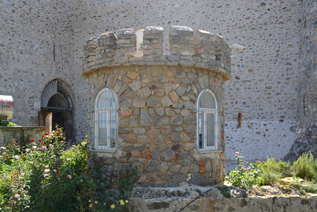 1500 Yıllık Kalenin Restorasyon Çalışmasında, Pvc Pencere Ve Mermer Kullanıldı