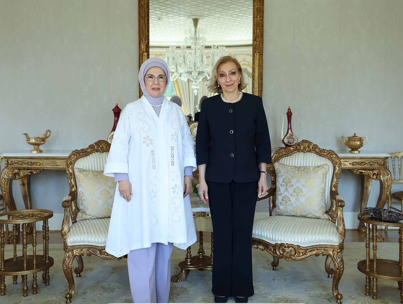 emine-erdogan-lubnan-basbakani-nin-esi-sahar-selam-ile-gorustu