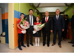 Başkan Avcı Öğrencilere Fidan Dağıttı