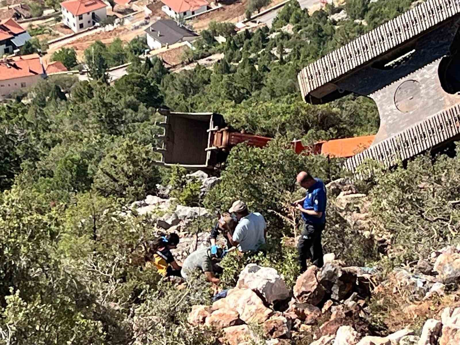 antalya-da-is-makinesi-60-metrelik-ucuruma-yuvarlandi-operator-yarali-kurtuldu