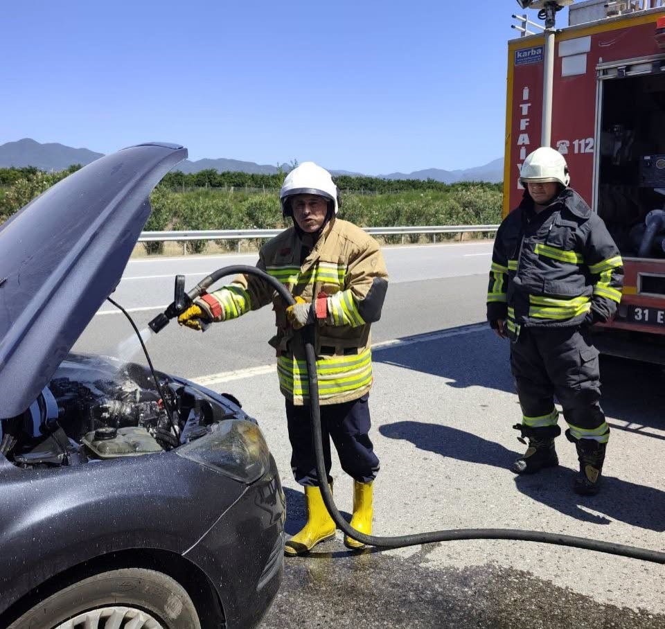 erzin-de-otomobilin-motorundan-alevler-yukseldi