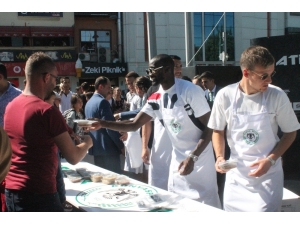 Atiker Konyasporlu Futbolcular Vatandaşlara Aşure Dağıttı