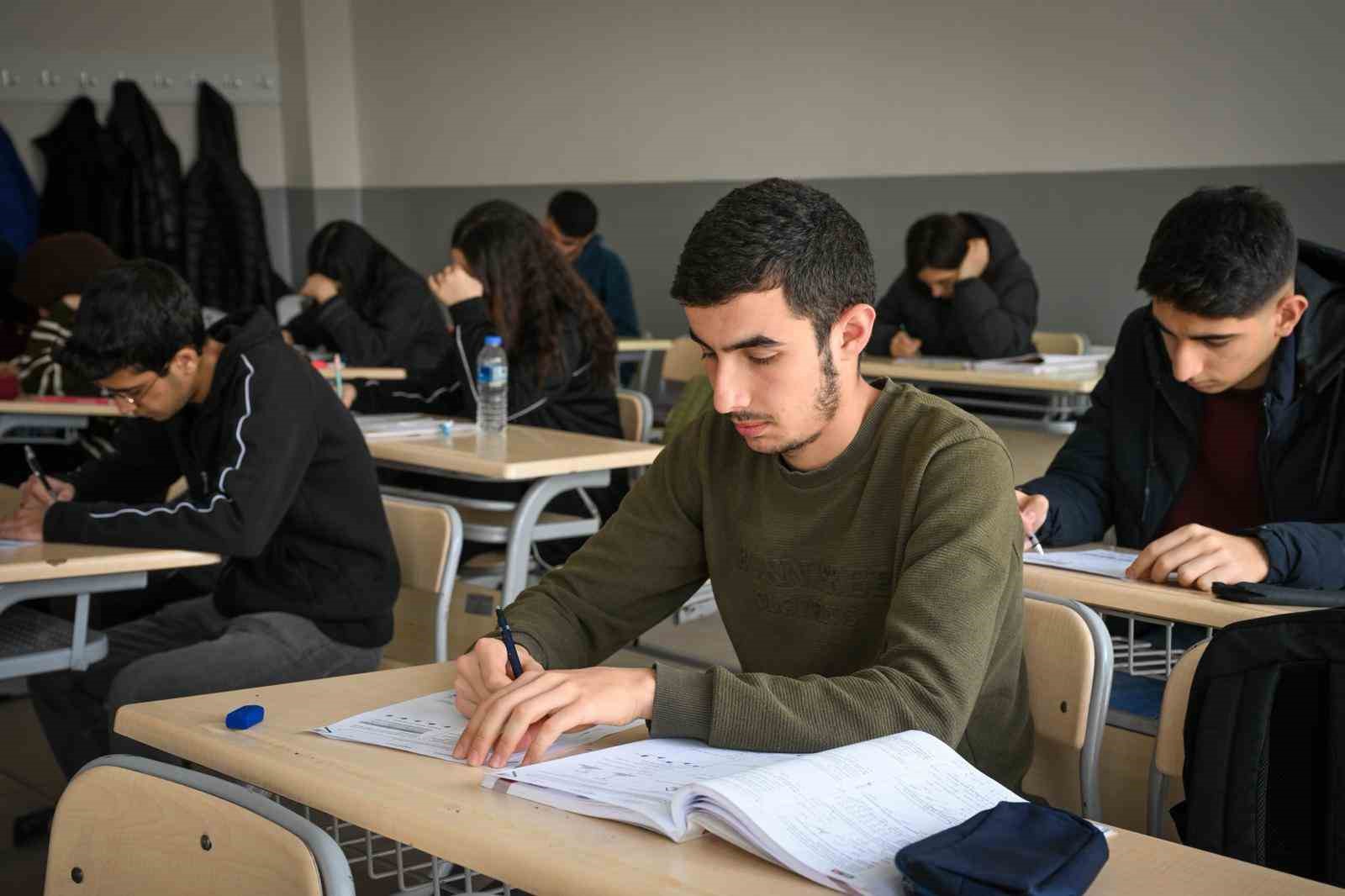 buyuksehir-belediyesi-507-yks-ogrencisini-sinava-hazirladi