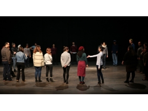 Tiyatro Atölyeleri Aydınlıları Bekliyor