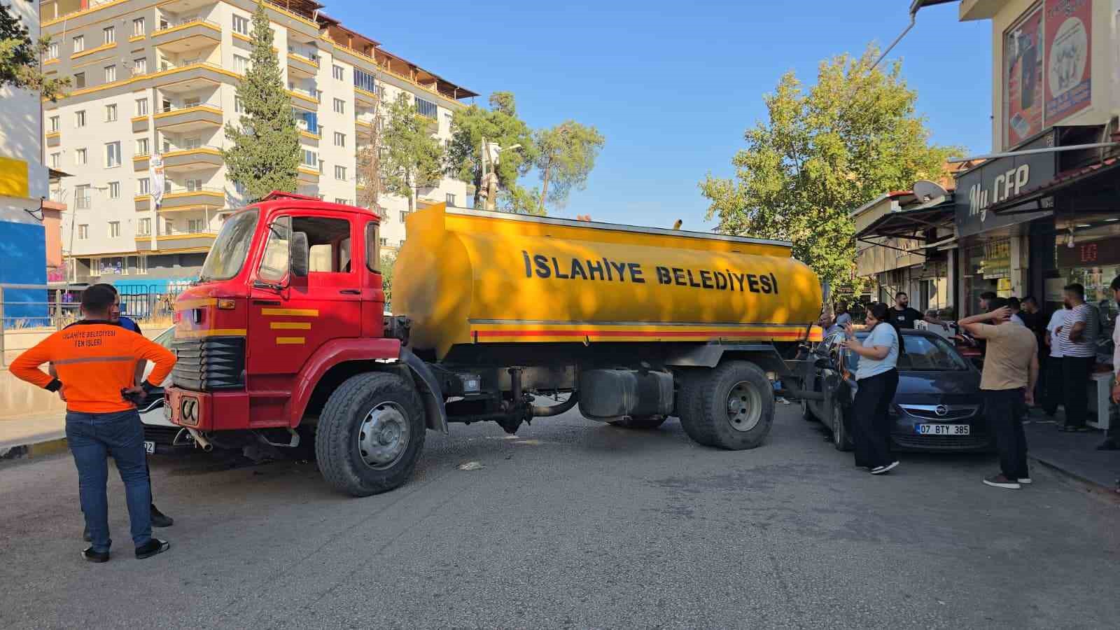 gaziantep-te-el-freni-cekilmeyen-su-tankeri-3-araca-carpti-facianin-esiginden-donuldu