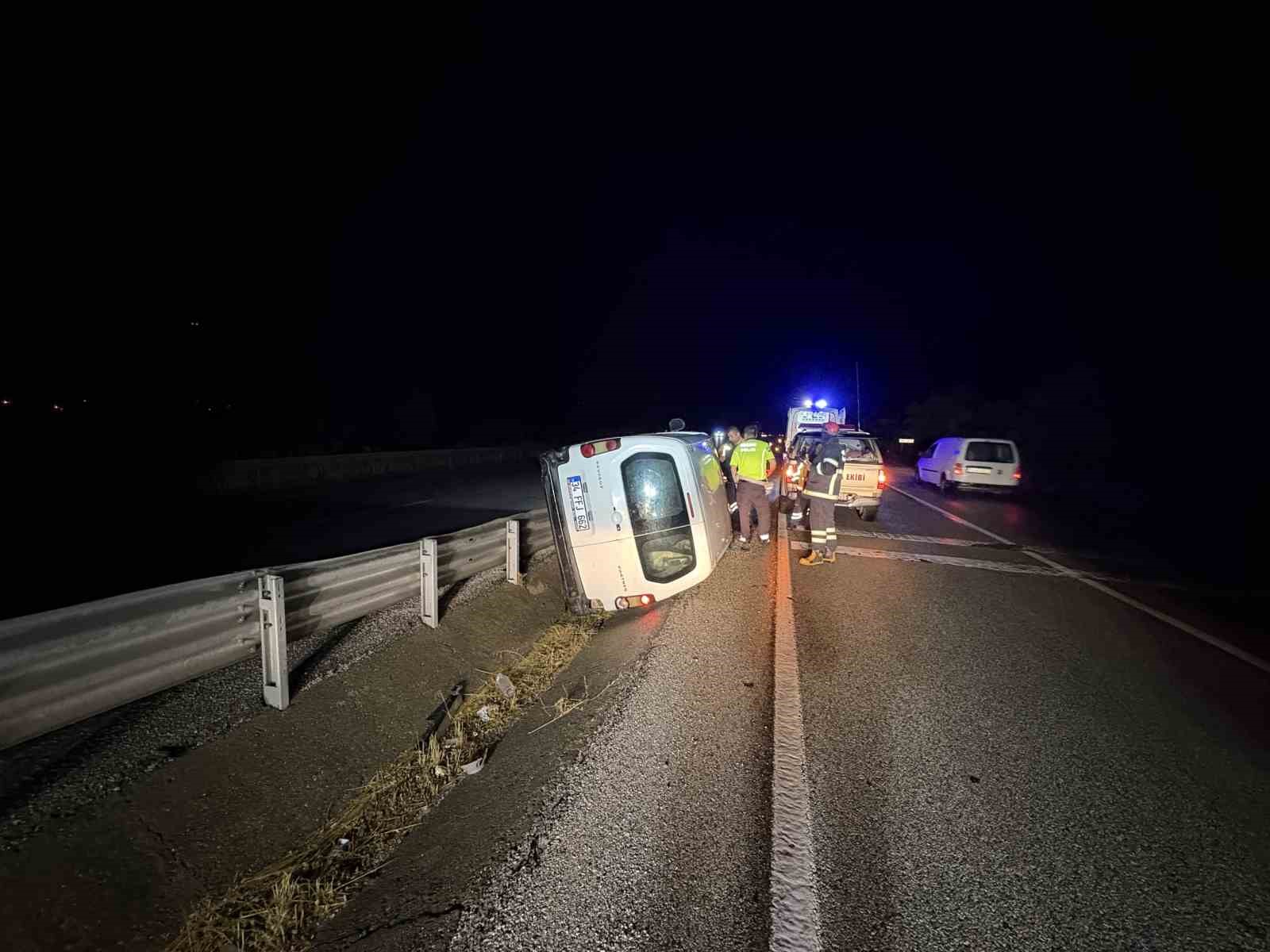 d100-de-hafif-ticari-arac-devrildi-surucu-kayiplara-karisti