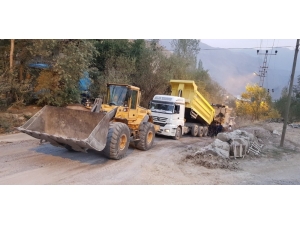 Hakkari’deki Asfalt Çalışması Zor Şartlar Altında Sürüyor