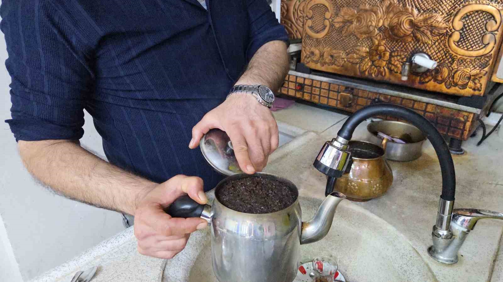 cayin-lezzet-sirri-ortaya-cikti-45-dakika-bekletiyorlar-bayatlamiyor