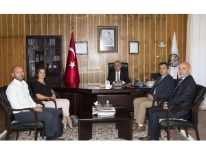 Rektör Çomaklı: "Yabancı Dilde İddialıyız"