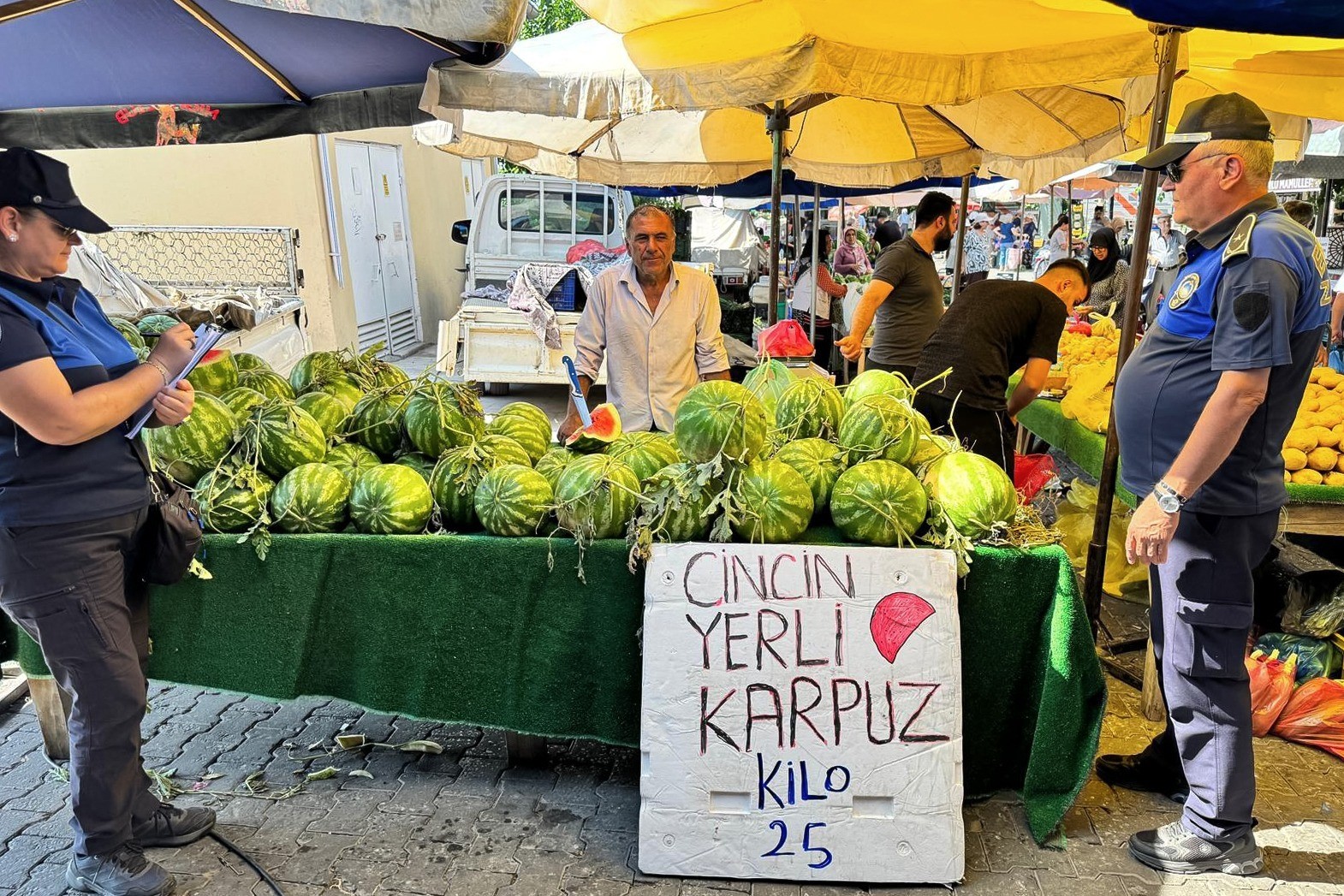 efeler-deki-pazarlarda-etiket-ve-fiyat-denetimi-yapildi