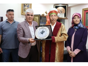 ‘Yılın Ahisi’ Seçilen Yarım Asırlık Esnafa Kaftanlı Plaket Töreni