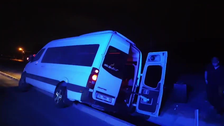 yagmur-suyu-tahliye-kanalina-dusen-minibusteki-turist-yaralandi