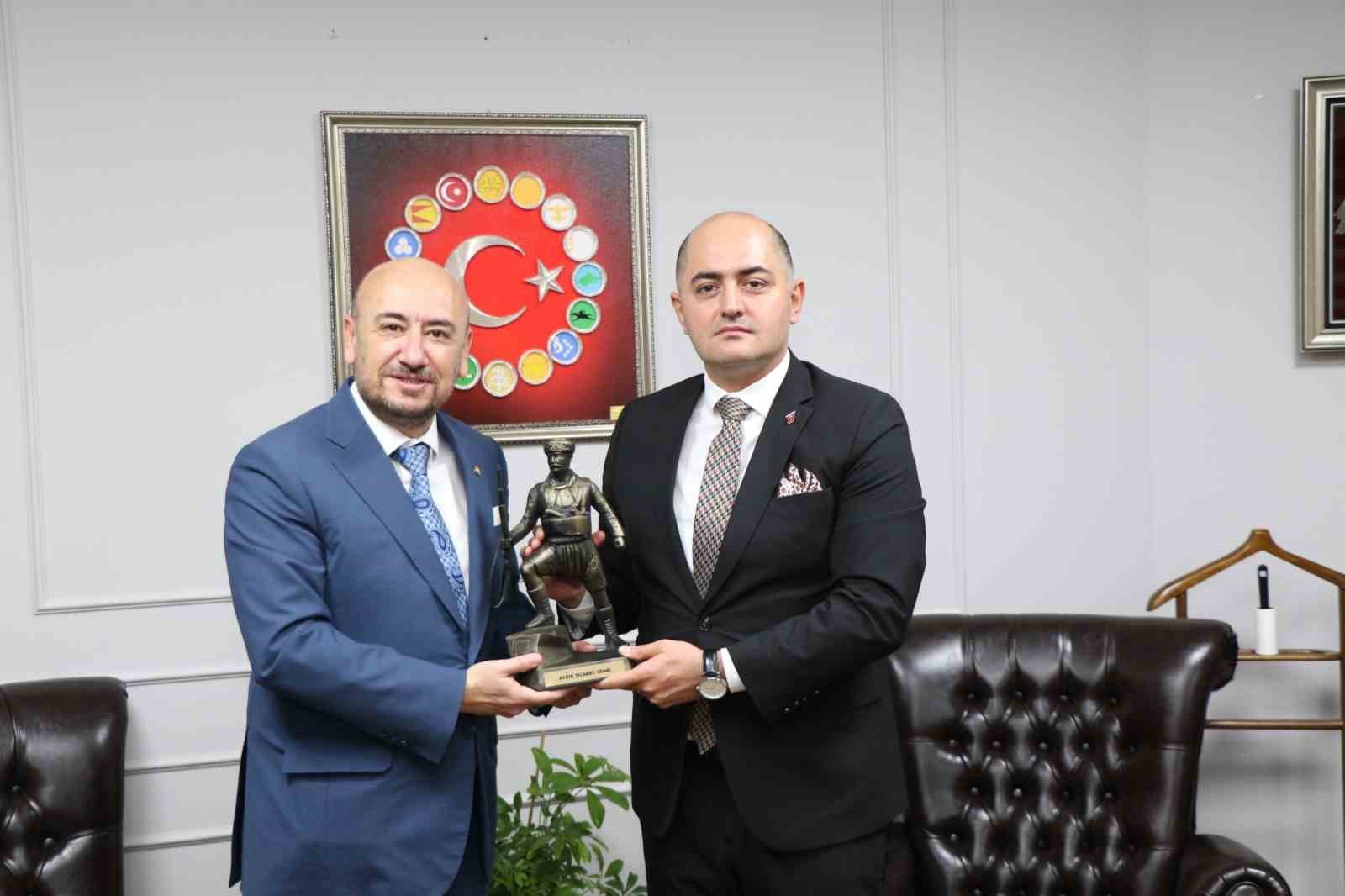ayto-dan-bassavci-arisoy-a-aydin-inciri-ve-efe-hediyesi