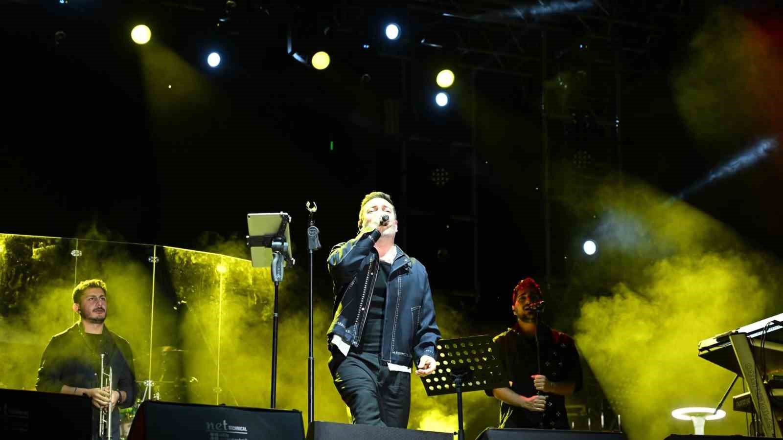 oguzhan-koc-edirne-konserinde-sahne-onunde-sigara-icen-kisiye-tepki-gosterdi