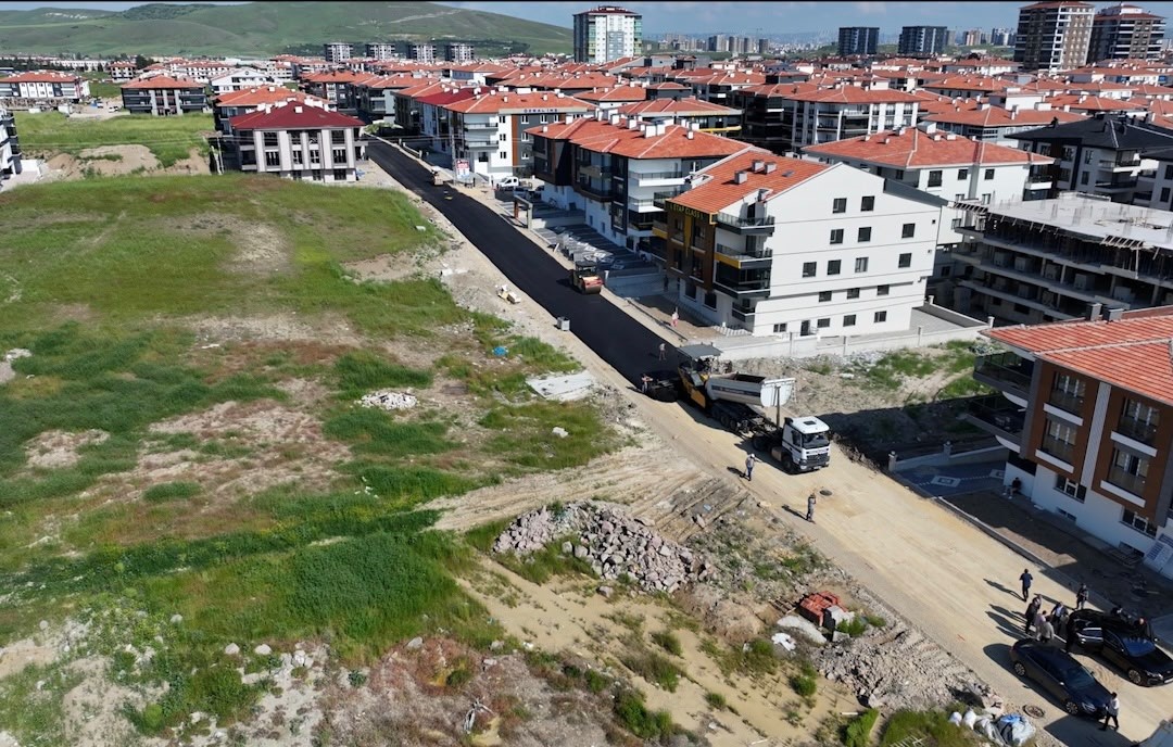 sincan-da-asfalt-mesaisi-hiz-kesmiyor