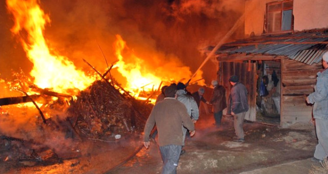Samsun'da Çıkan Yangın Evlere Ve Elektrik Trafosunu Sıçradı