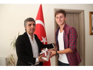 Kaymakam Turan’dan Öğrencilere Kitap Hediyesi