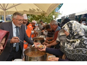 Başkan Bozkurt Pazar Yerinde İlçe Sakinlerine Aşure Dağıttı