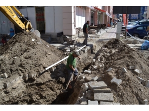 Şuhut’ta İçme Suyu Hattı Çalışmaları Devam Ediyor