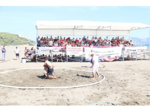 Güreşçiler Plajda Kıyasıya Mücadele Etti