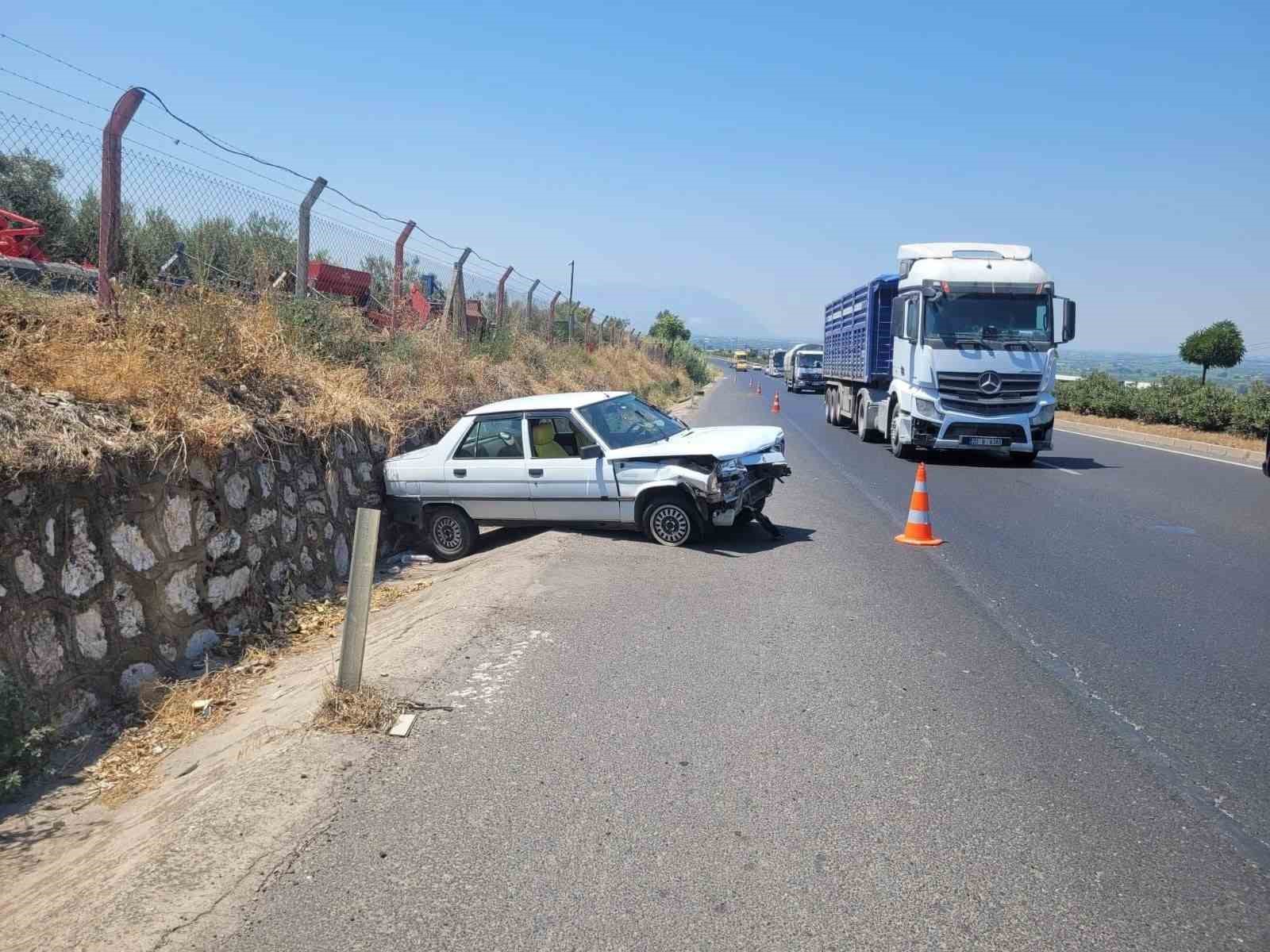 manisa-da-tir-ile-otomobil-carpisti-2-yarali