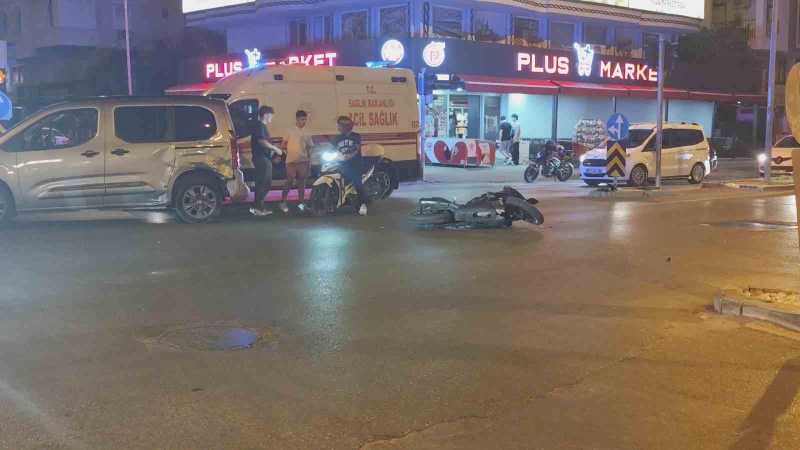 manavgat-ta-hafif-ticari-arac-ile-carpisan-motosikletli-yaralandi