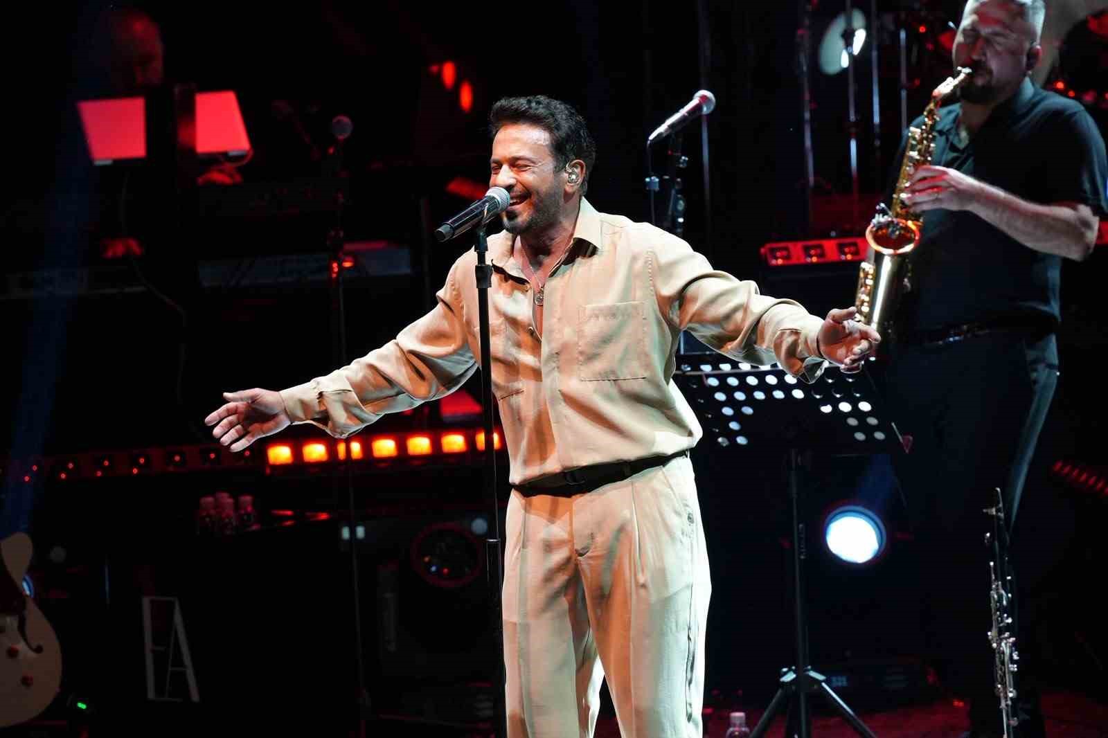 acikhava-da-emre-altug-dan-muzik-dolu-gece