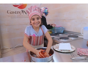 Çocuklar Yöresel Antep Yağlı Köftesi Yapmak İçin Yarıştı