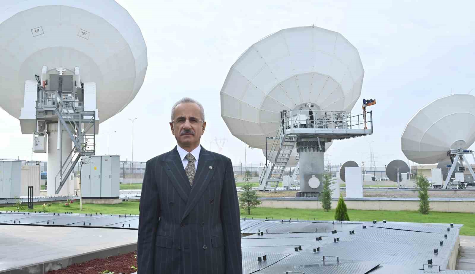 bakan-uraloglu-katar-ile-kurdugumuz-stratejik-ortaklik-sayesinde-turksat-filomuza-yeni-nesil-bir-uydu-kazandiriyoruz