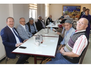 Ak Parti Akhisar Teşkilatı Huzurevi Sakinleriyle Buluştu
