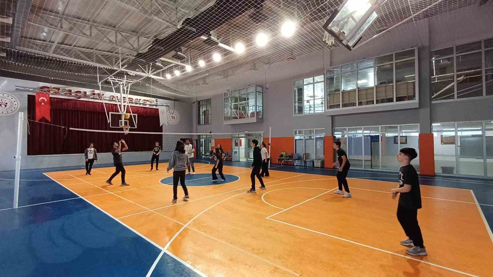 ogrenciler-genclik-merkezinde-spor-ve-sanatla-bulustu