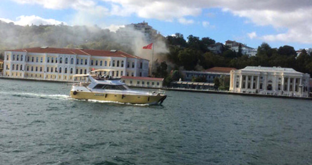İstanbul'daki Kabataş Erkek Lisesinin Yanındaki Binada Yangın Çıktı