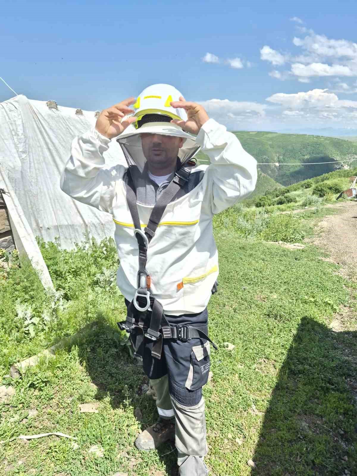 aras-elektrik-ekipleri-arici-koruyucu-kiyafetiyle-mudahale-ediyor