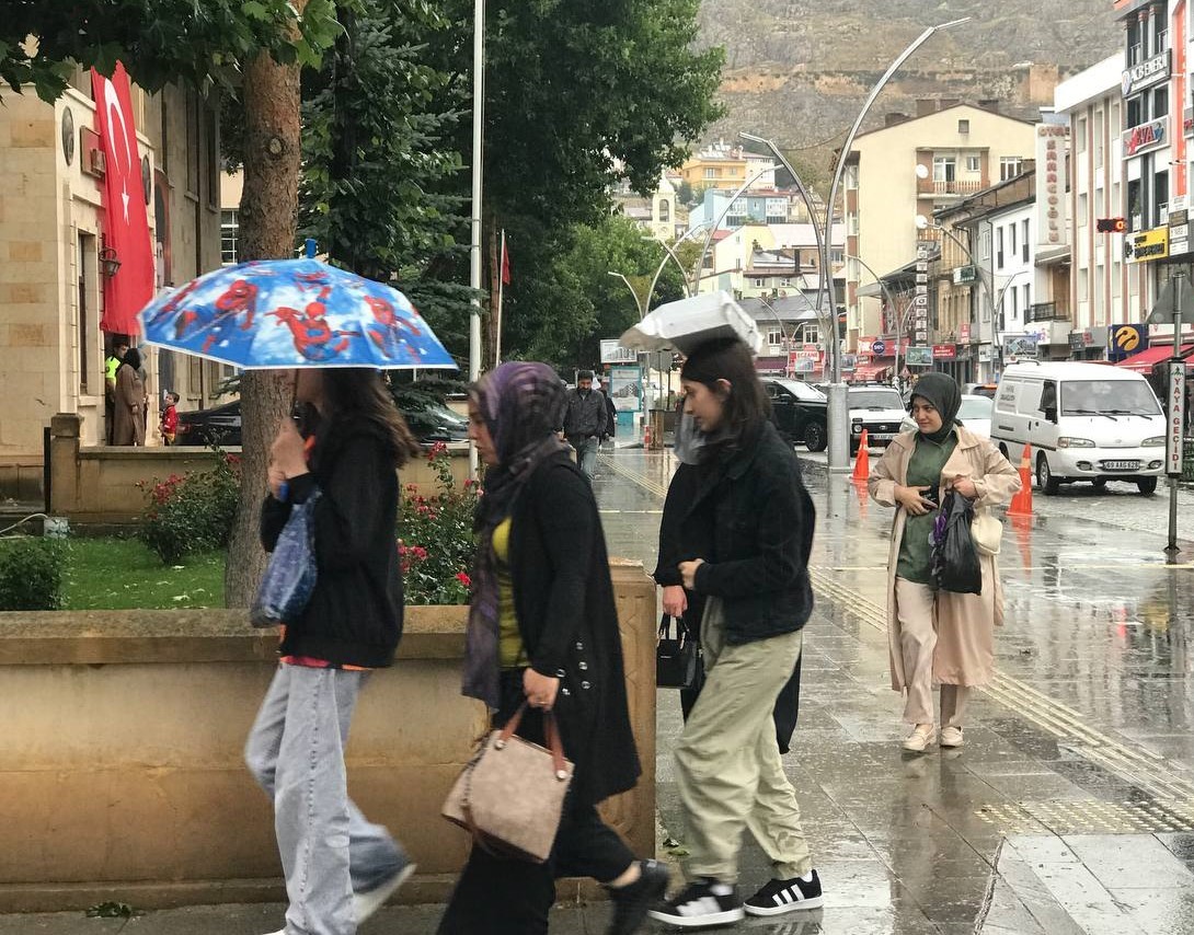 bayburt-ta-gok-gurultulu-saganak-yagis-bekleniyor