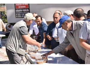 Bozüyük Osmanlı Cami’inde Aşure Dağıtıldı