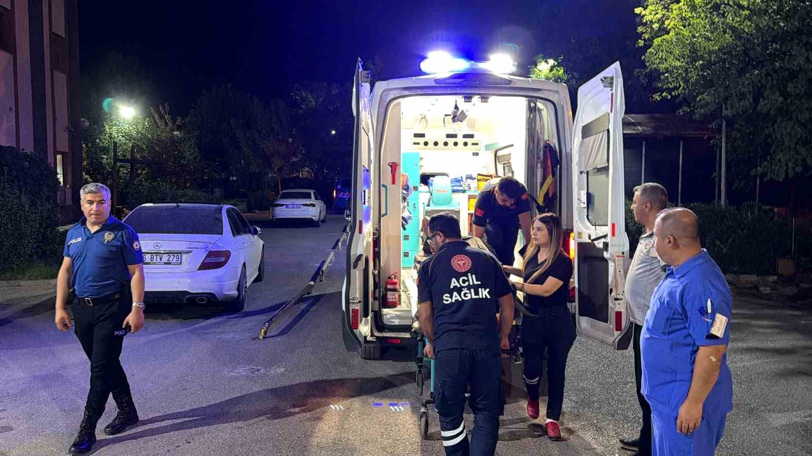 otomobil-kaldirim-kenarinda-oturan-kisiye-carpti-1-agir-yarali