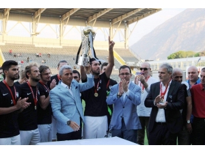 Manisaspor’un Kasap Borcu, Kupalarına Haciz Getirdi