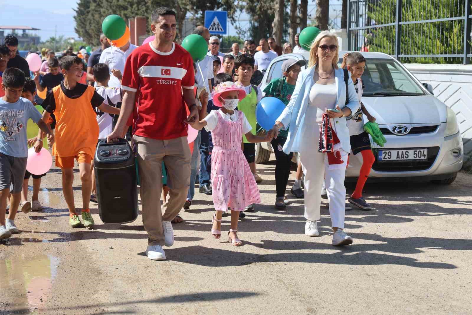 kanser-tedavisi-goren-hulya-nin-yeni-saclari-deniz-in-fedakarligiyla-hayat-buldu