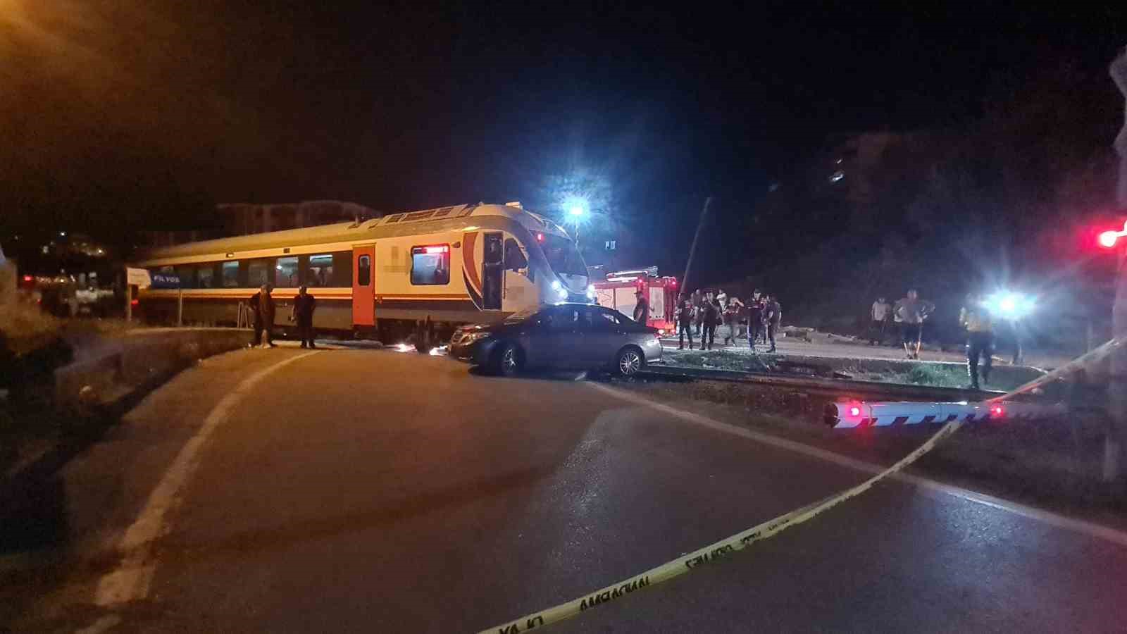 zonguldak-ta-yolcu-treni-otomobille-carpisti-5-yarali