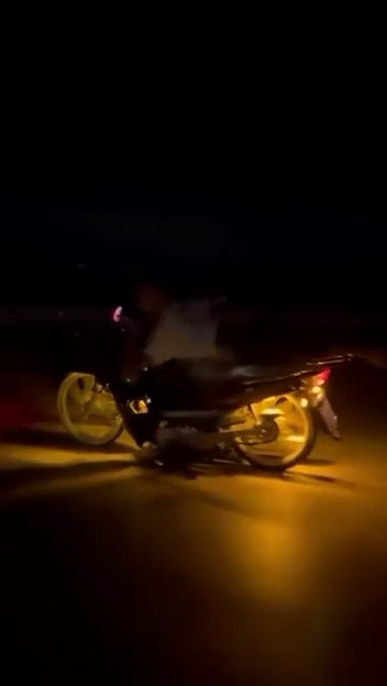 motosikleti-yatarak-kullandi-tehlikeli-anlar-kamerada