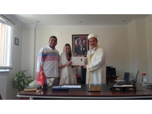 Kur’an-ı Kerim’den Etkilenen Moldovalı Kadın Müslüman Oldu