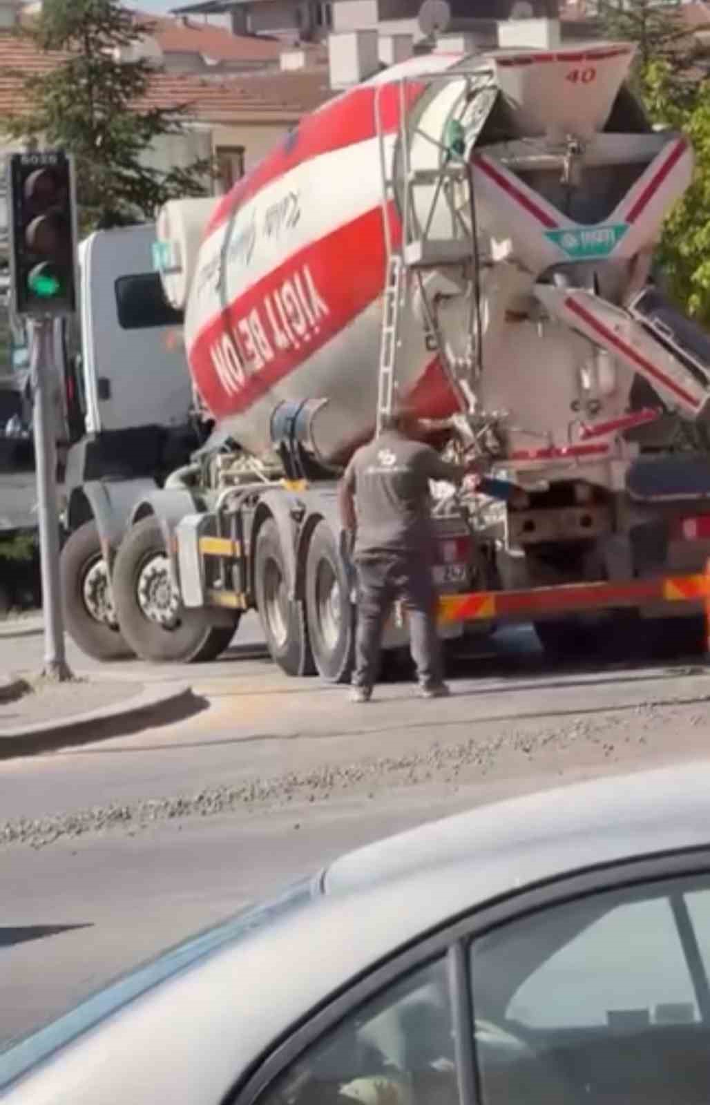 ankara-da-beton-mikserden-tasan-beton-yola-dokuldu