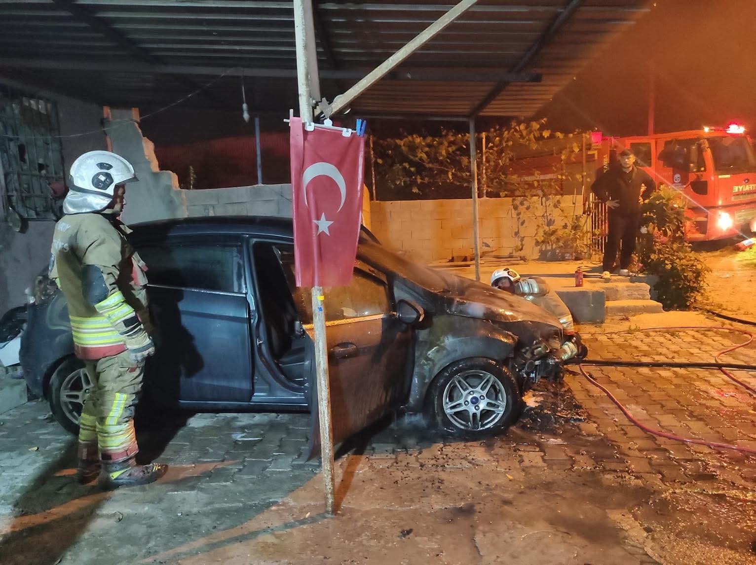 iskenderun-da-otomobilin-motorundan-alevler-yukseldi