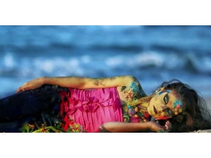 Gazzeli Genç Kadın, Zor Şartlar Altında Sanatını Sürdürüyor