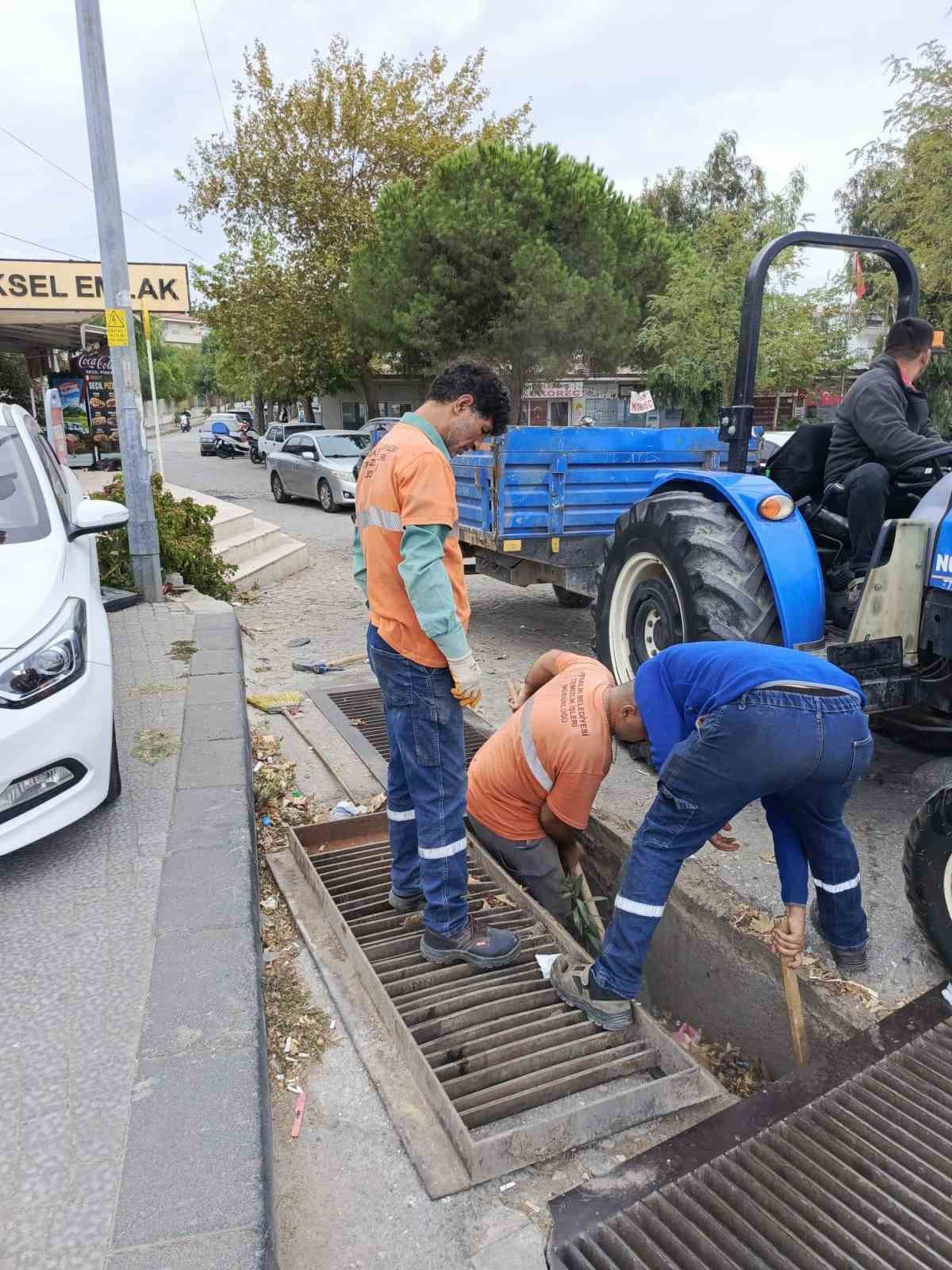 ayvalik-ta-mazgal-ve-yagmur-suyu-kanallarinda-buyuk-temizlik